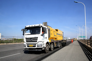 東海大橋預(yù)防性養(yǎng)護(hù)工藝試驗(yàn)段鋪筑完成